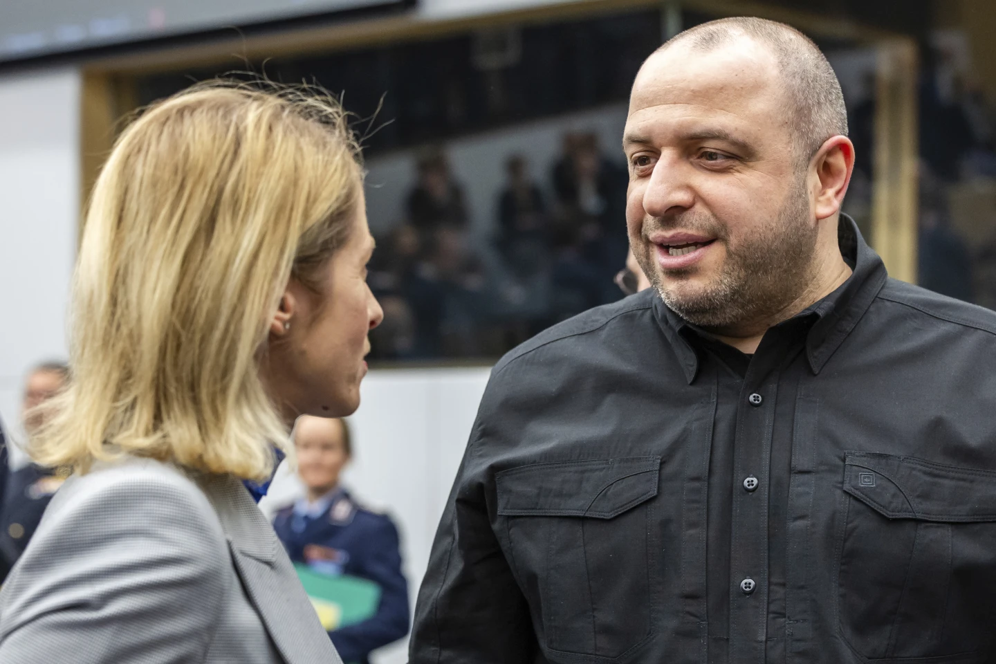 Міністр оборони України Рустем Умеров (праворуч) розмовляє з Верховним представником Європейського Союзу з питань зовнішньої політики Каєю Каллас під час засідання Контактної групи з питань оборони України в штаб-квартирі НАТО в Брюсселі, п’ятниця, 11 кві